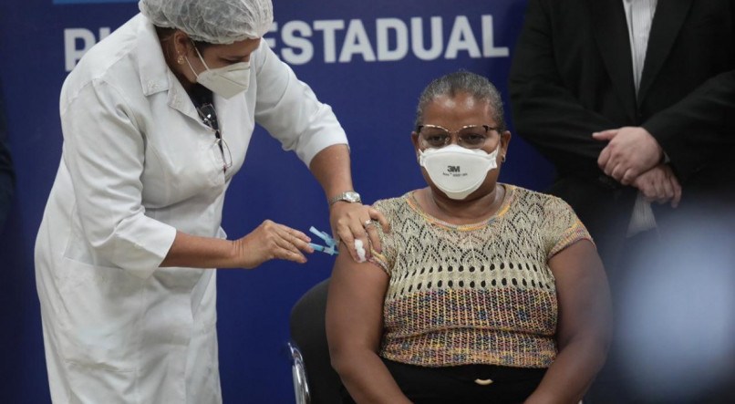 Técnica de enfermagem é a primeira pessoa a ser vacinada contra covid-19 em Pernambuco