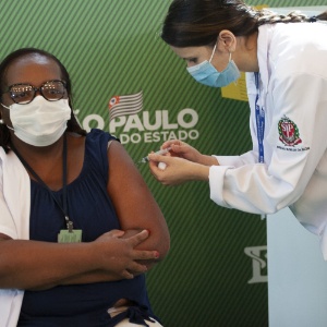 Enfermeira de SP, negra e moradora de Itaquera é 1ª vacinada no Brasil