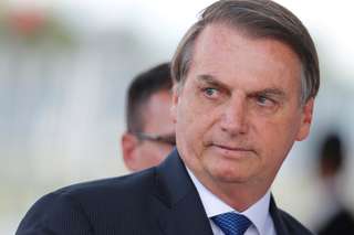 Bolsonaro sofre acidente doméstico e é levado para hospital